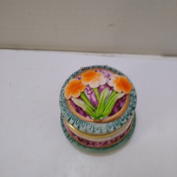 Ceramic Porcelain Trinket Jewelry Box Flower Round Dome Lidded Gold paint around - Picture 2 of 5